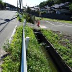 敷地と道路の間にある水路